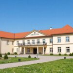 Sanatorium Krystyna w Busku-Zdroju - widok z zewnątrz na budynek główny i otaczający park zdrojowy