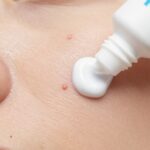 pasta do zębów na pryszcza aplikowana na twarz