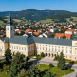 Panorama Kudowy-Zdroju z widocznymi budynkami sanatoriów