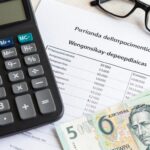 Kalkulator i dokumenty emerytalne pokazujące wyliczenia dodatku do emerytury za pracę w szczególnych warunkach