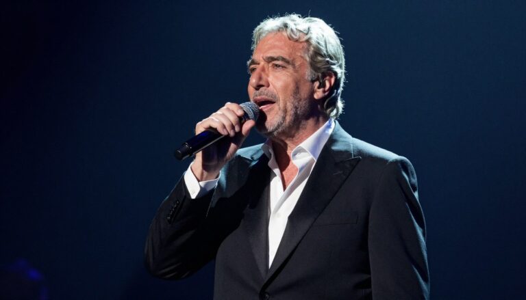 Andrea Bocelli, sławny niewidomy tenor włoski, podczas występu na scenie