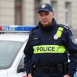 Policjant w mundurze na służbie - emerytura policjanta po 25 latach pracy