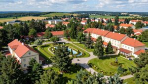 Panorama uzdrowiska Połczyn Zdrój z widokiem na Park Zdrojowy i sanatorium